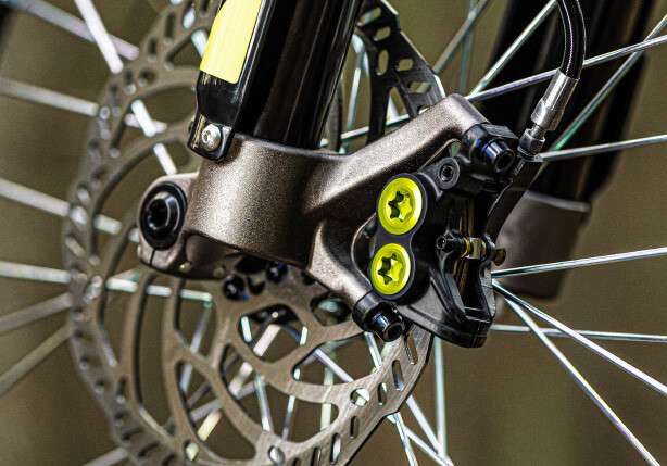 HARD-CORE BRAKING SYSTEM, INTEGRATED FORGED OPPOSITE 4-PISTON The upgraded one-piece forged opposed 4-piston brake system has thickened the brake hose and greatly improved strength, and the brake fluid has been increased to ensure that each piston can push the brake pads evenly and forcefully, so as to provide stable and powerful braking power.