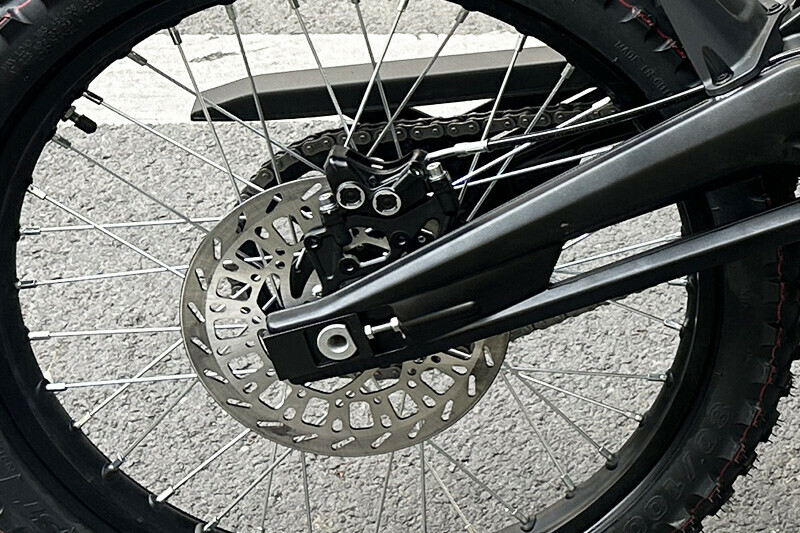 Hard-core braking system, opposite 4-piston Brake(Front)220 0pposed 4-piston(4x18), Brake(Rear)220/200 0pposed 4-piston(4x18).