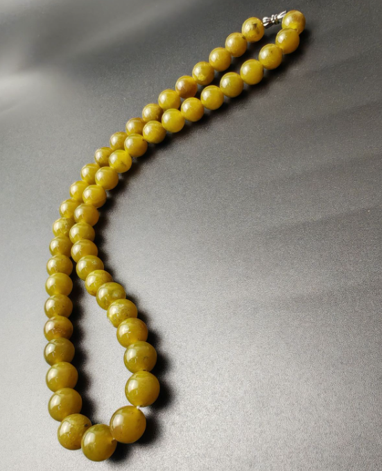 Natural Xiuyan jade necklace in avocado green, with a diameter of 1 centimeter and a moderate length. Factory wholesale of pendant jewelry