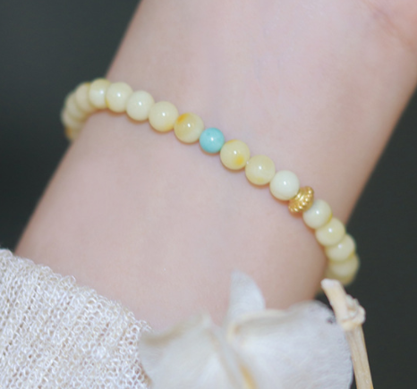 Caihua Busy Turquoise Natural Amber bracelet, White flower honey bracelet, women's light luxury and niche design jewelry, one-piece consignment.