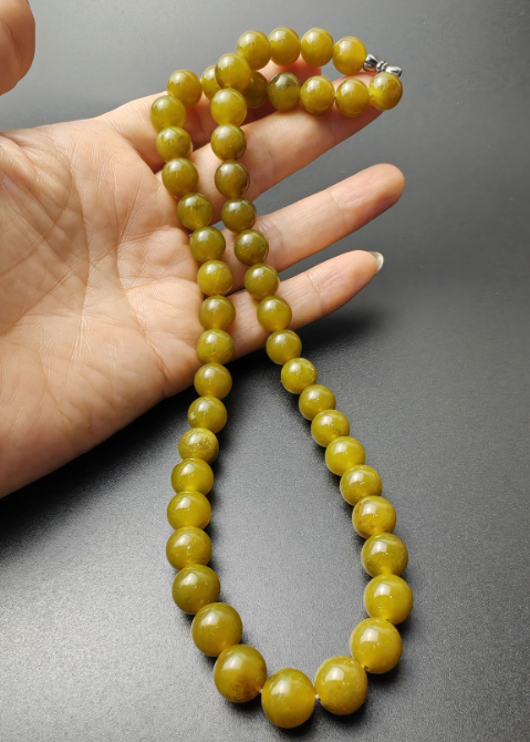 Natural Xiuyan jade necklace in avocado green, with a diameter of 1 centimeter and a moderate length. Factory wholesale of pendant jewelry
