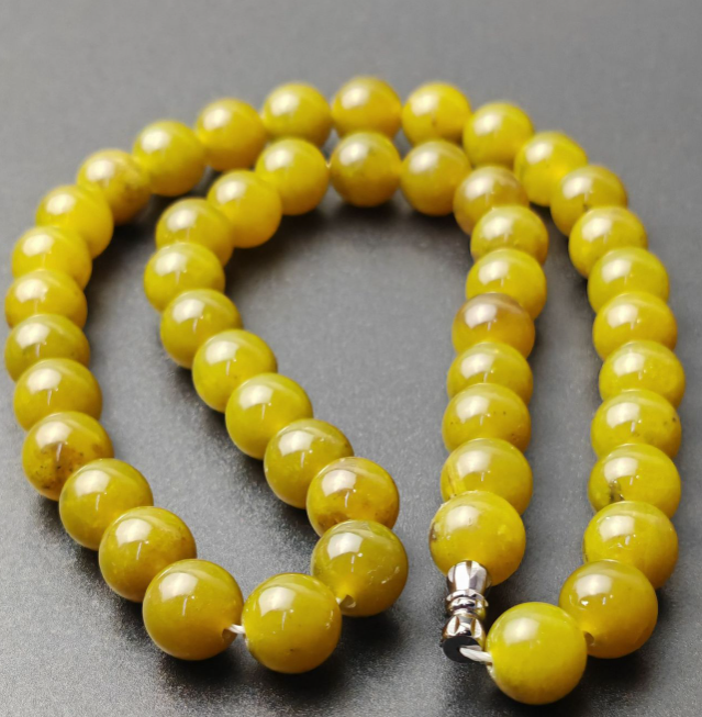 Natural Xiuyan jade necklace in avocado green, with a diameter of 1 centimeter and a moderate length. Factory wholesale of pendant jewelry