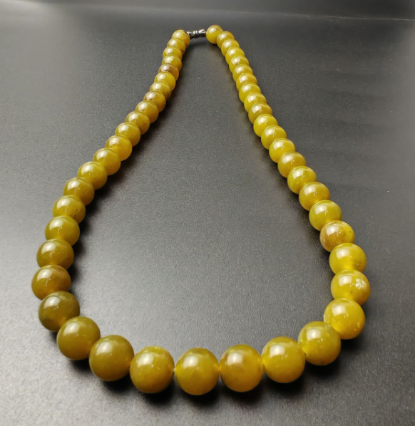 Natural Xiuyan jade necklace in avocado green, with a diameter of 1 centimeter and a moderate length. Factory wholesale of pendant jewelry