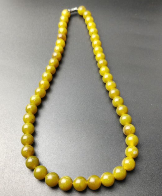 Natural Xiuyan jade necklace in avocado green, with a diameter of 1 centimeter and a moderate length. Factory wholesale of pendant jewelry