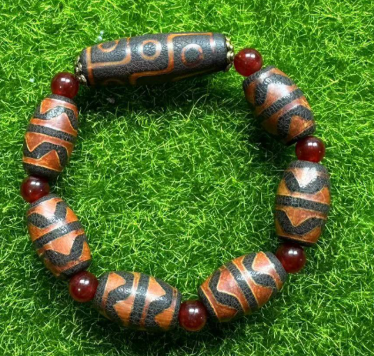 Wholesale natural Tibetan-style red skin old Zhu nine-eyed collarbone bead bead bead bead pendant accessories wholesale sky bead pendant