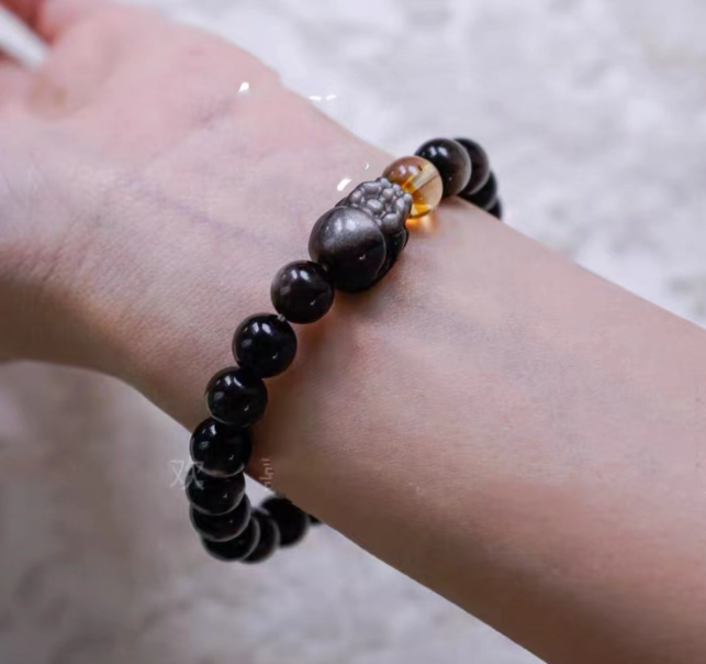 The PI Xiu Silver Obsidian bracelet with natural yellow crystal bracelet design is a couple's jewelry for giving as a gift