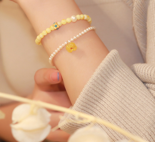 Caihua Busy Turquoise Natural Amber bracelet, White flower honey bracelet, women's light luxury and niche design jewelry, one-piece consignment.