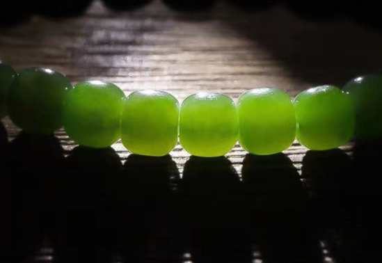 Natural Hetian jade bracelet for women, natural jasper spinach green bracelet, a niche, exquisite and light luxury jasper loose beads