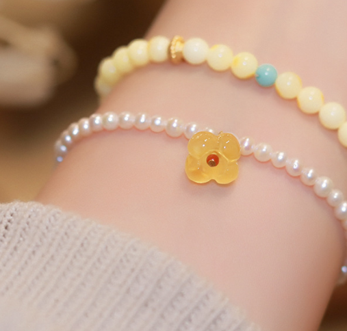 Caihua Busy Turquoise Natural Amber bracelet, White flower honey bracelet, women's light luxury and niche design jewelry, one-piece consignment.