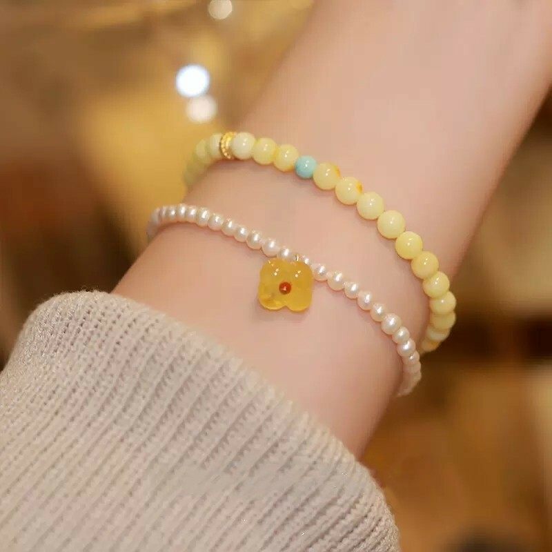 Caihua Busy Turquoise Natural Amber bracelet, White flower honey bracelet, women's light luxury and niche design jewelry, one-piece consignment.