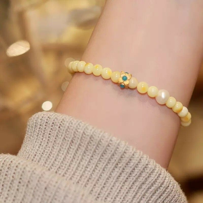 Caihua Busy Turquoise Natural Amber bracelet, White flower honey bracelet, women's light luxury and niche design jewelry, one-piece consignment.