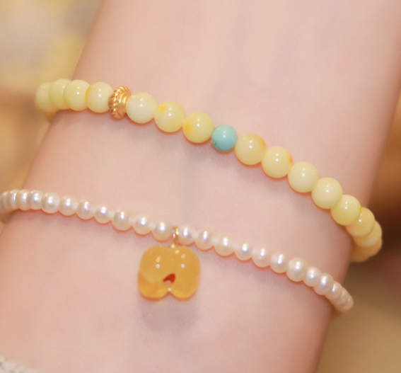 Caihua Busy Turquoise Natural Amber bracelet, White flower honey bracelet, women's light luxury and niche design jewelry, one-piece consignment.