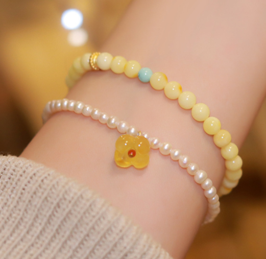 Caihua Busy Turquoise Natural Amber bracelet, White flower honey bracelet, women's light luxury and niche design jewelry, one-piece consignment.