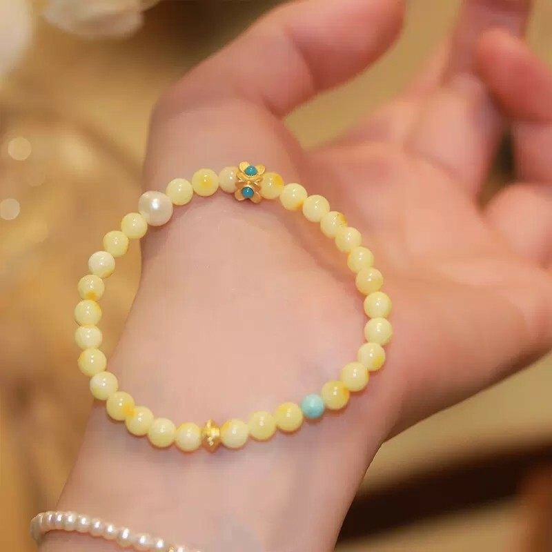 Caihua Busy Turquoise Natural Amber bracelet, White flower honey bracelet, women's light luxury and niche design jewelry, one-piece consignment.