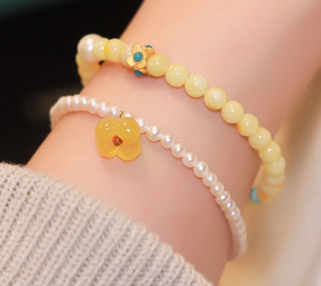 Caihua Busy Turquoise Natural Amber bracelet, White flower honey bracelet, women's light luxury and niche design jewelry, one-piece consignment.