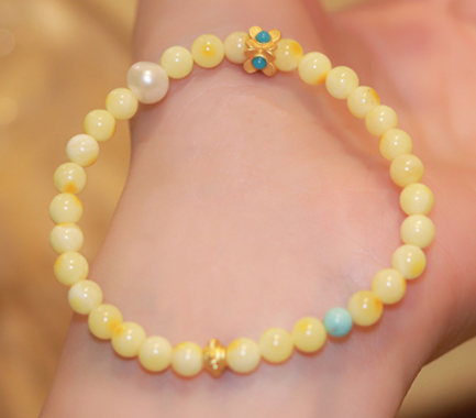 Caihua Busy Turquoise Natural Amber bracelet, White flower honey bracelet, women's light luxury and niche design jewelry, one-piece consignment.